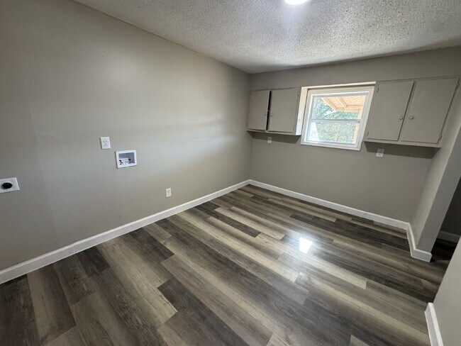 Building Photo - 118 Harrys Dr