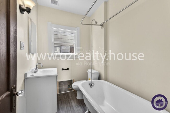 Building Photo - 834 Oak St