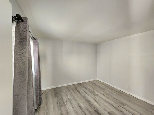 Building Photo - Gorgeous 2 bedroom 2 bath in TAPATIO COVE