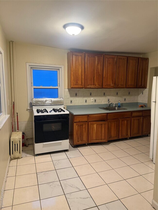 Building Photo - 33 Kingston Ave