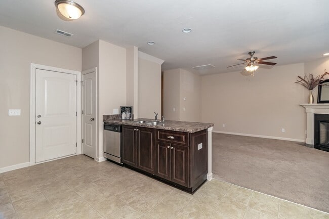 Building Photo - Beautiful 3 bedroom Townhome