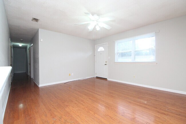 Building Photo - Spacious 4BR Home with Bonus Studio, Sunro...
