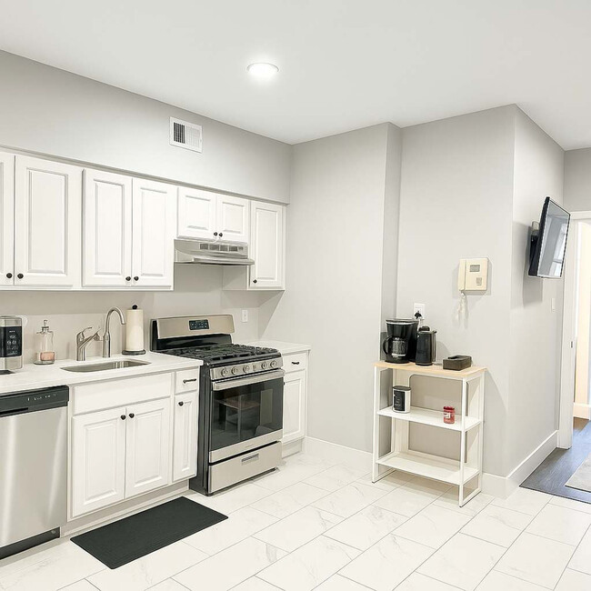 Building Photo - 128 Bainbridge St