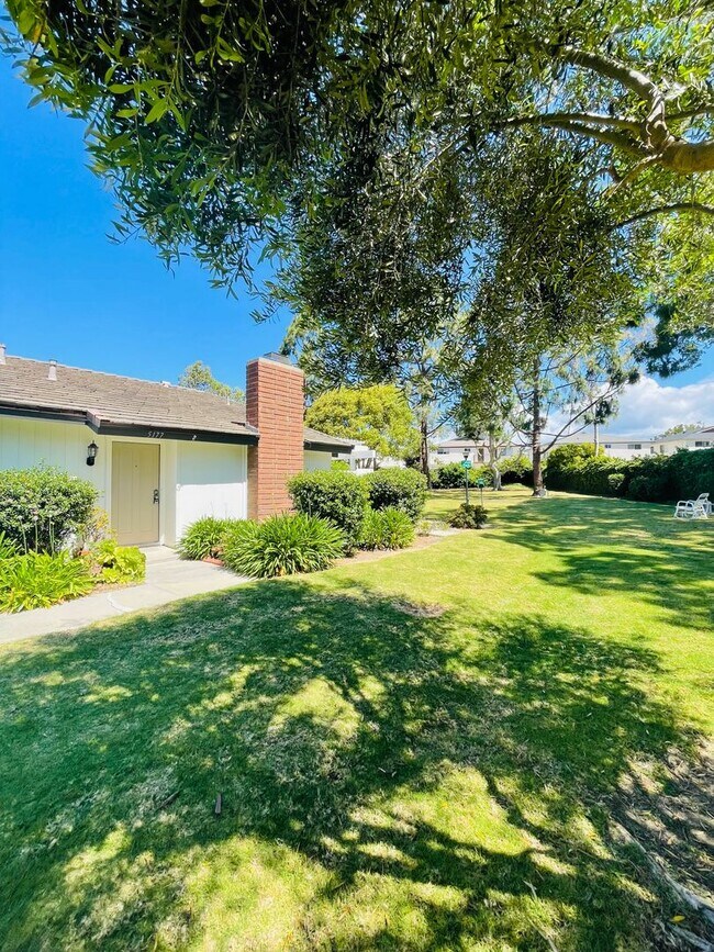 Building Photo - Spacious 2-bedroom, 2-bathroom condo featu...