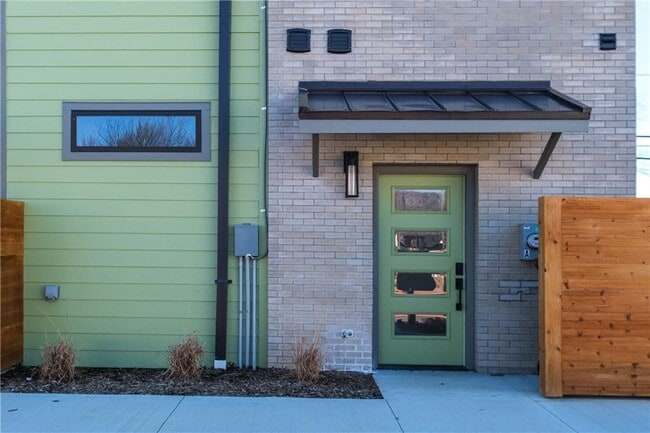 Building Photo - 303 Park St