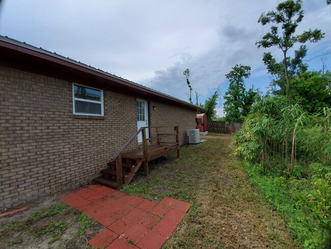 Building Photo - For Lease - Spacious 3 BR|1 BA Home, 10 Mi...