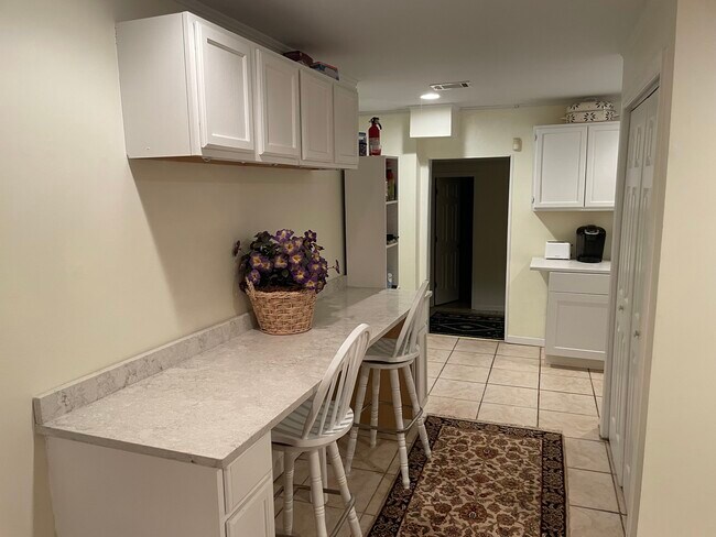 Building Photo - 29 10th Ave W