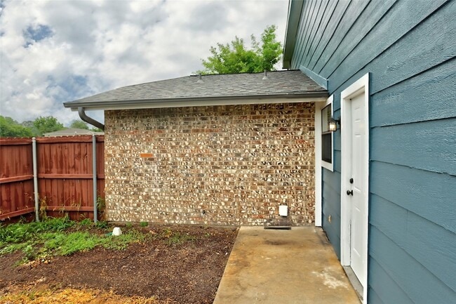 Building Photo - 711 Wolftrap Dr