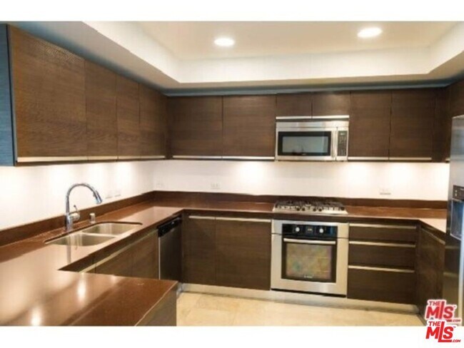 Building Photo - 3785 Wilshire Blvd