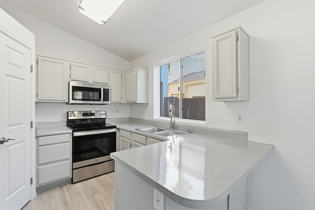 Building Photo - Ready to Move in! Three bedrooms