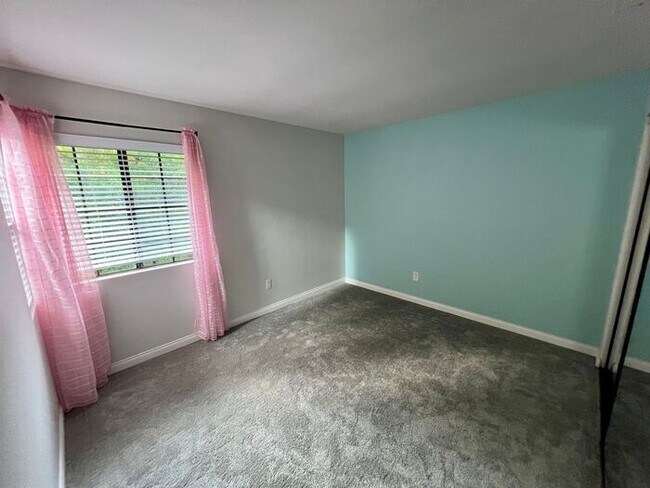 Building Photo - Beautiful 3-Bedroom Condo in Villas at Cal...