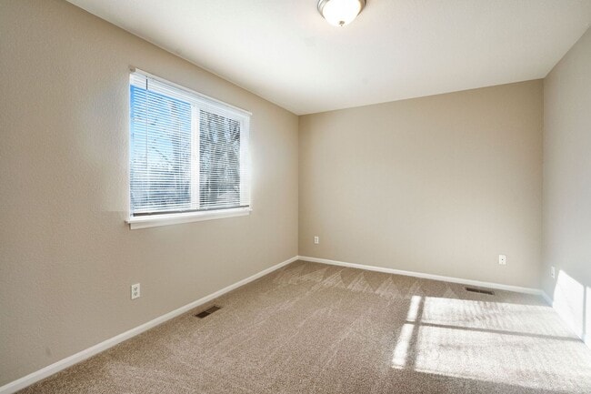 Building Photo - Updated 5 Bed 2 Bath House Near Old Town!