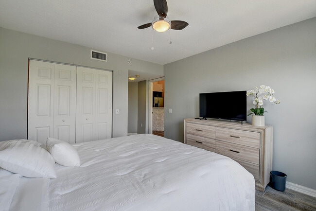 Building Photo - 1223 Villa Cir