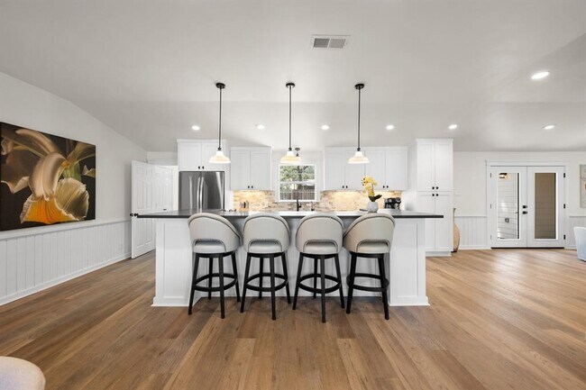 Building Photo - 303 Lakeway Dr