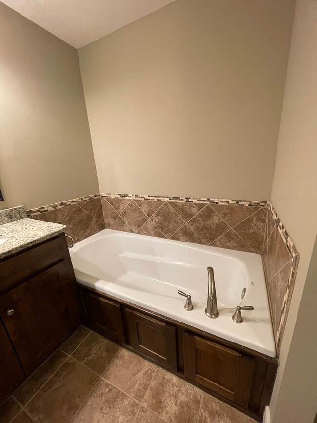 Building Photo - Beautiful 4BD in Battlefield, MO