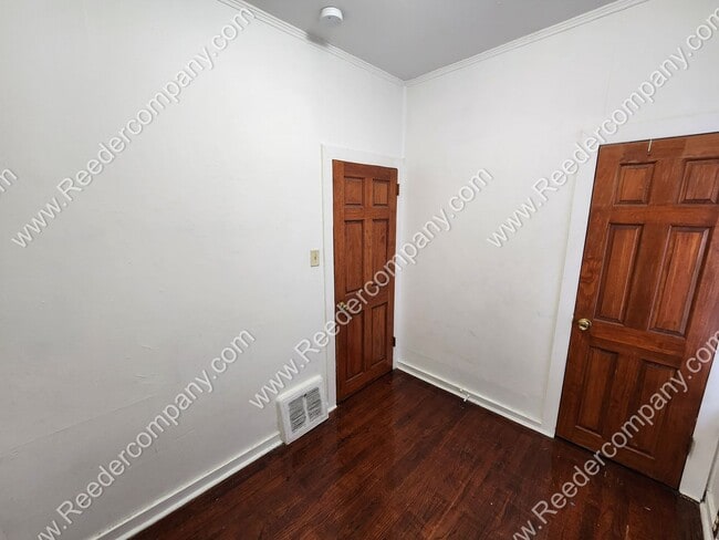 Building Photo - Spacious 3 bedroom house