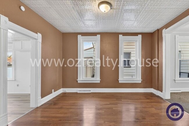 Building Photo - 837 Lorain St