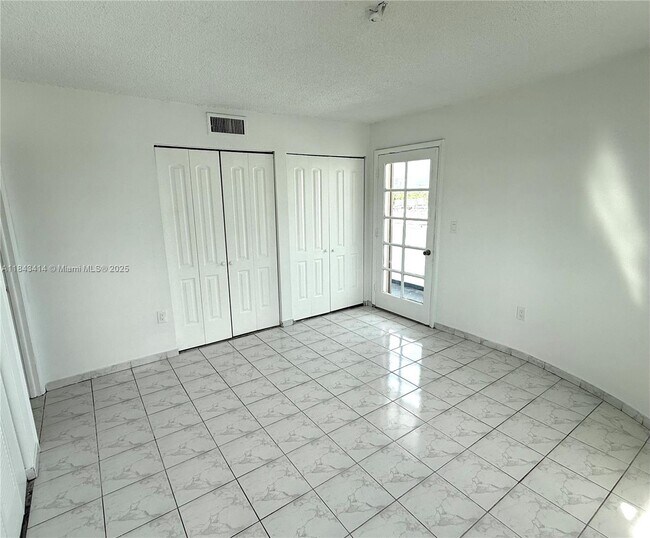 Building Photo - 2000 Biarritz Dr