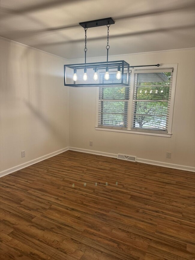 Building Photo - Price & Location!