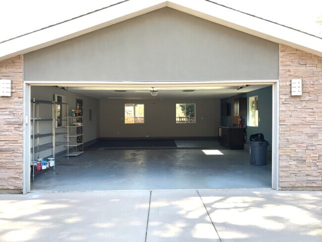 Building Photo - 1600 Linden Ave