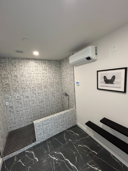 Building Photo - 428 E 9th St