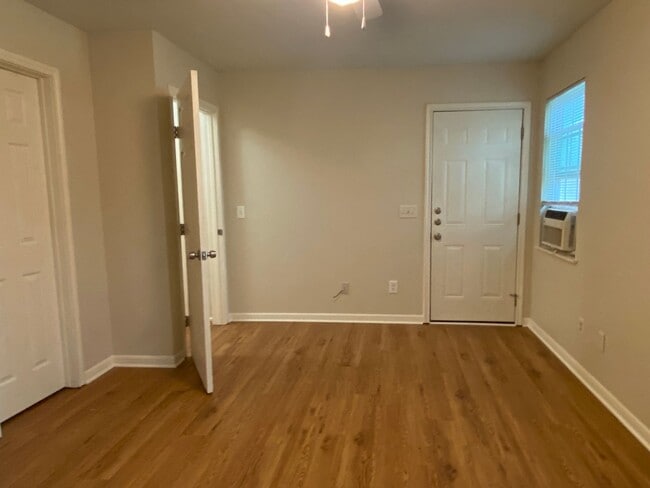 Building Photo - CUTE 2 BEDROOM