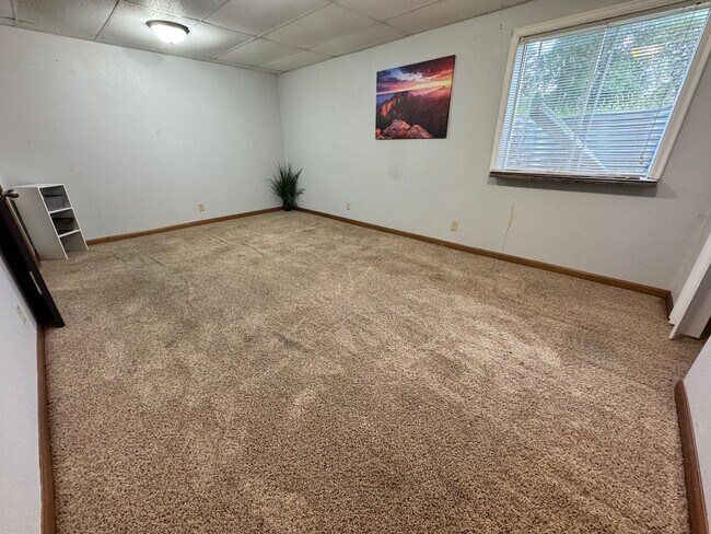 Building Photo - 215 Greenbush Dr