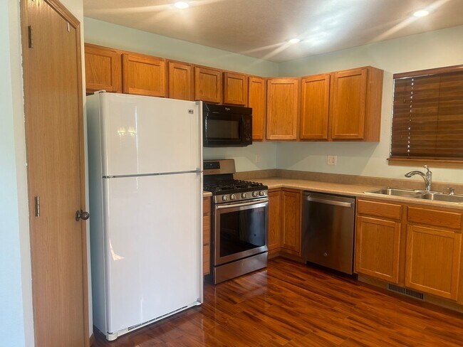 Building Photo - Beautiful 3 bedroom home - Clever, MO