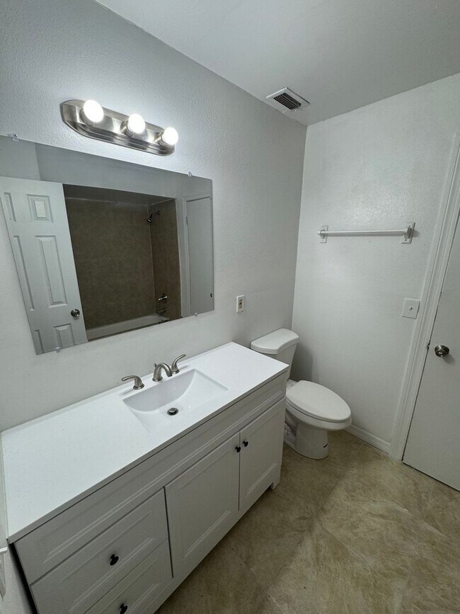 Building Photo - Charming 2-Bedroom Duplex on a Private Corner Lot in Lakeland, FL!