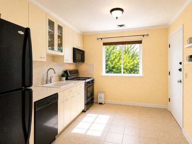 Building Photo - 25 Bayberry Dr