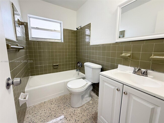 Building Photo - 635 SW 7th Ct