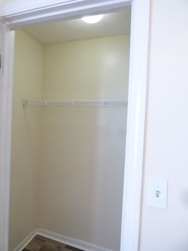 Building Photo - Beautiful Townhouse! All Electric, Washer/...