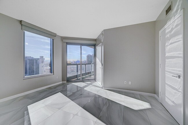 Building Photo - Turnberry Towers 2704- Strip/City Views fr...