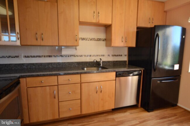 Building Photo - 15101 Interlachen Dr