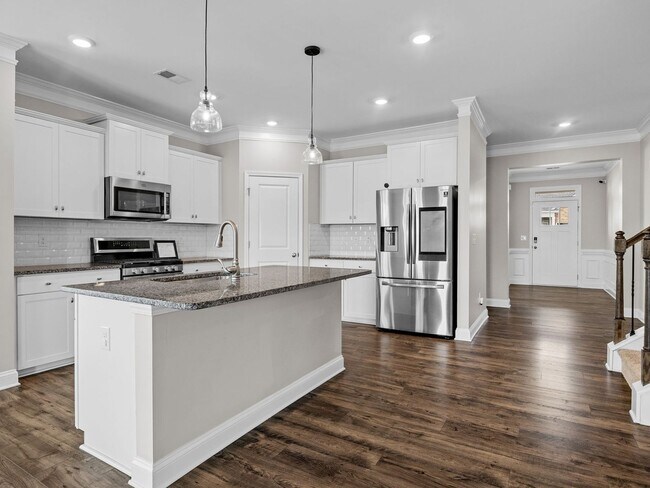 Building Photo - Beautiful 4 BR, 3.5 BA, 2 Car Garage Home ...