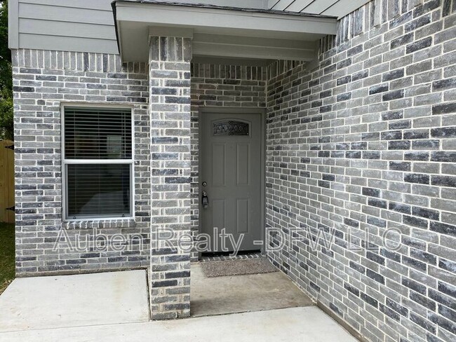 Building Photo - 8135 Doreen Ave