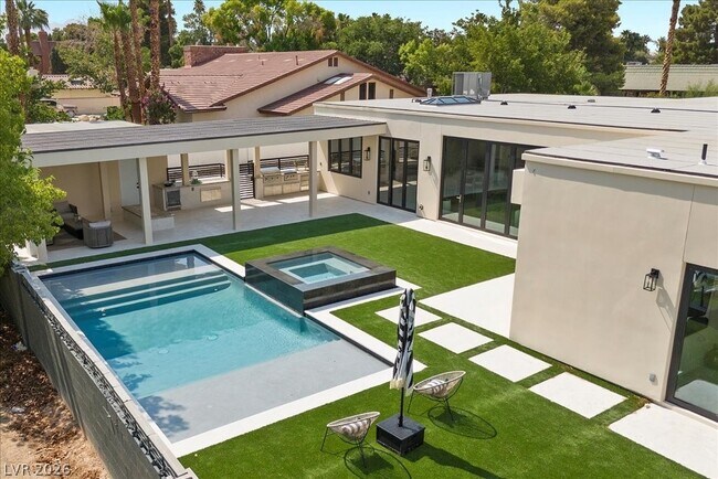 Building Photo - 2401 Driftwood Dr