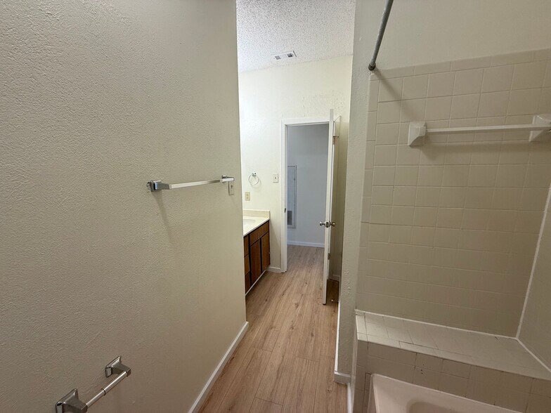 Building Photo - Room in Apartment on Indio Dr