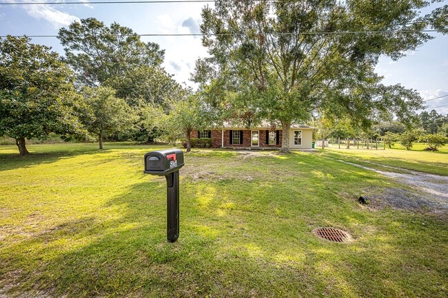 Building Photo - Move in ready 3 Bed 2 Bath Home in East Central School District!