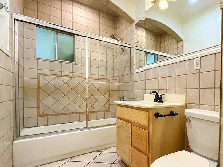 10-Bathroom - 632 N Sycamore Ave