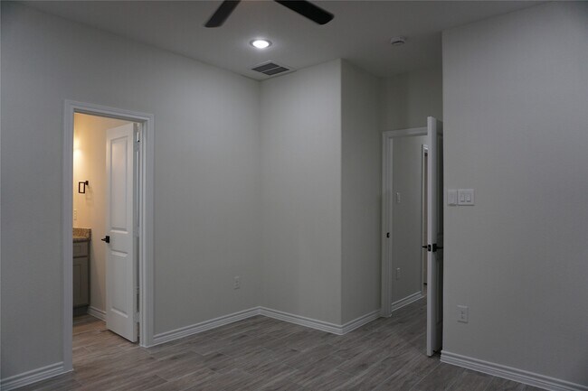 Building Photo - 9864 Arbor Oak