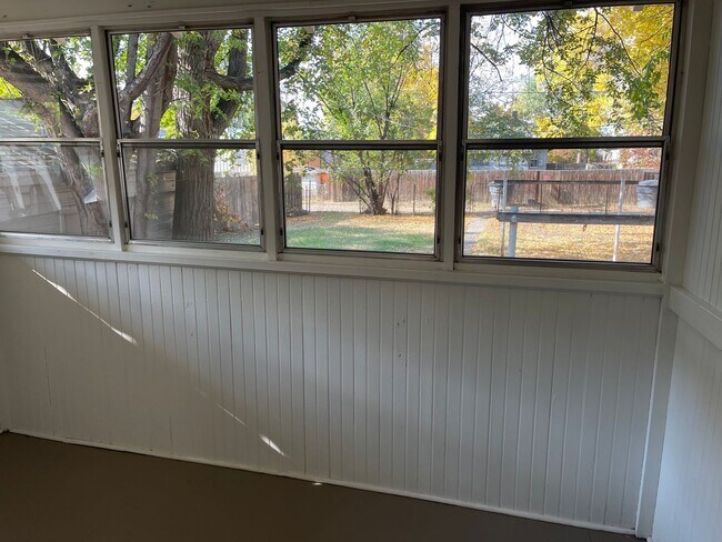 Building Photo - Pet Friendly 4 bedroom 1 bath