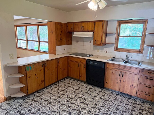 Building Photo - 1321 Lakewood Dr