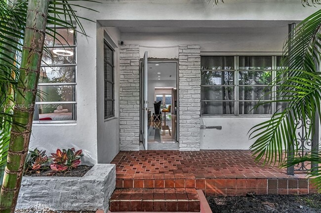 Building Photo - 1002 10th St