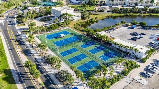 Building Photo - 2335 Oak Terrace