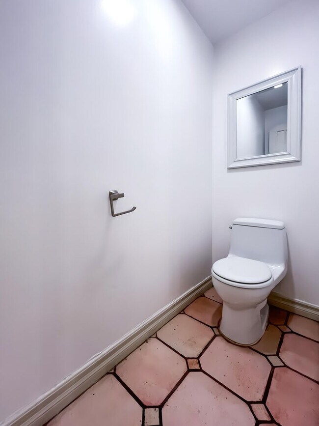 Building Photo - Unbelievable Furnished Studio Lease in WeH...