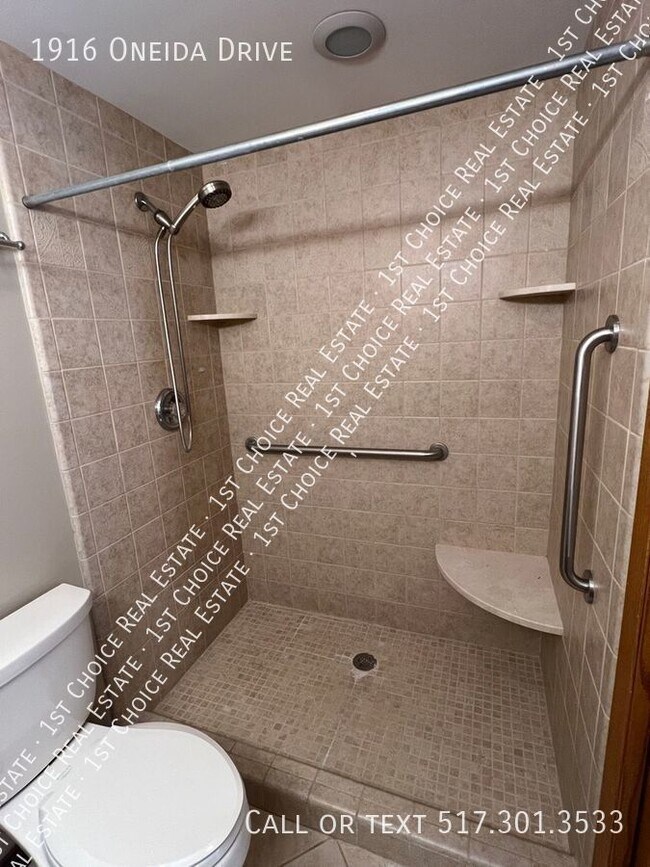 Building Photo - 1916 Oneida Dr