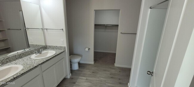 Building Photo - 640 Vista Del Rio Ct