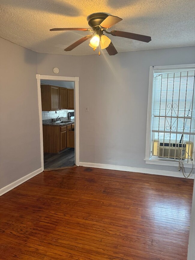 Building Photo - 3 Bedroom Home Steps to LaSalle University