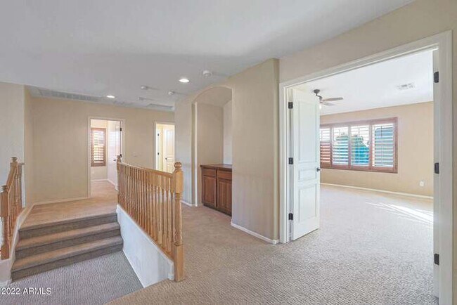 Building Photo - Beautiful 5 bedroom w/pool!